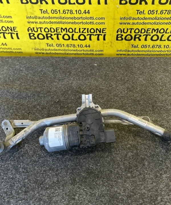 Meccanismo tergiparabrezza con motorino