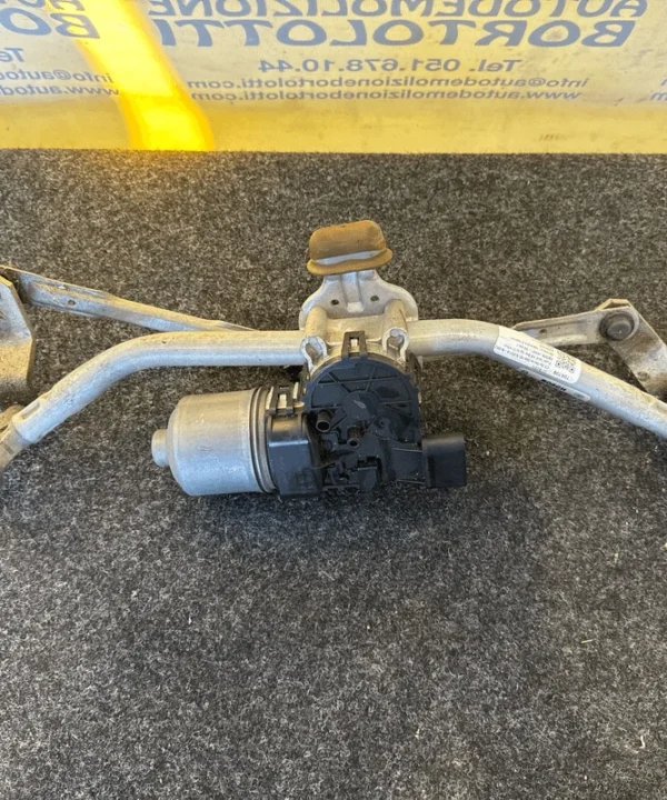 Meccanismo tergiparabrezza con motorino