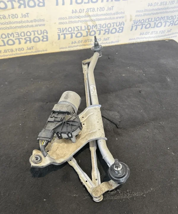 Meccanismo tergiparabrezza con motorino