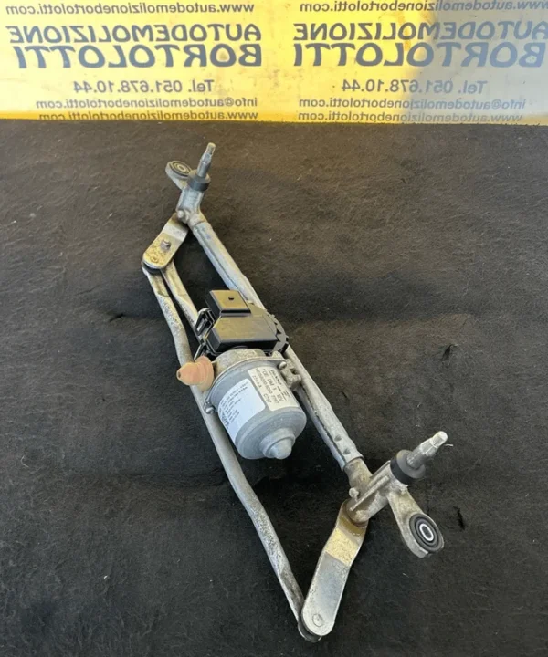 Meccanismo tergiparabrezza con motorino