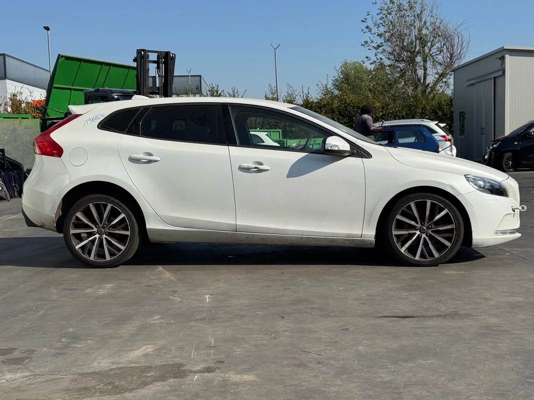 VOLVO V40 - immagine 6