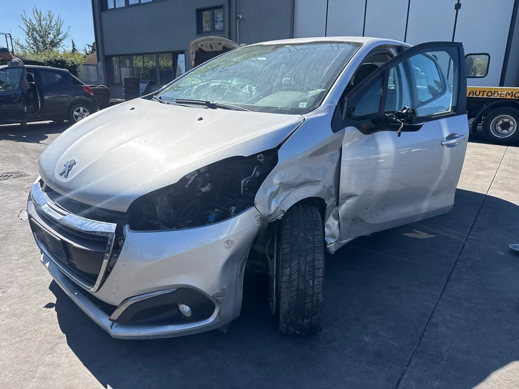 PEUGEOT 208